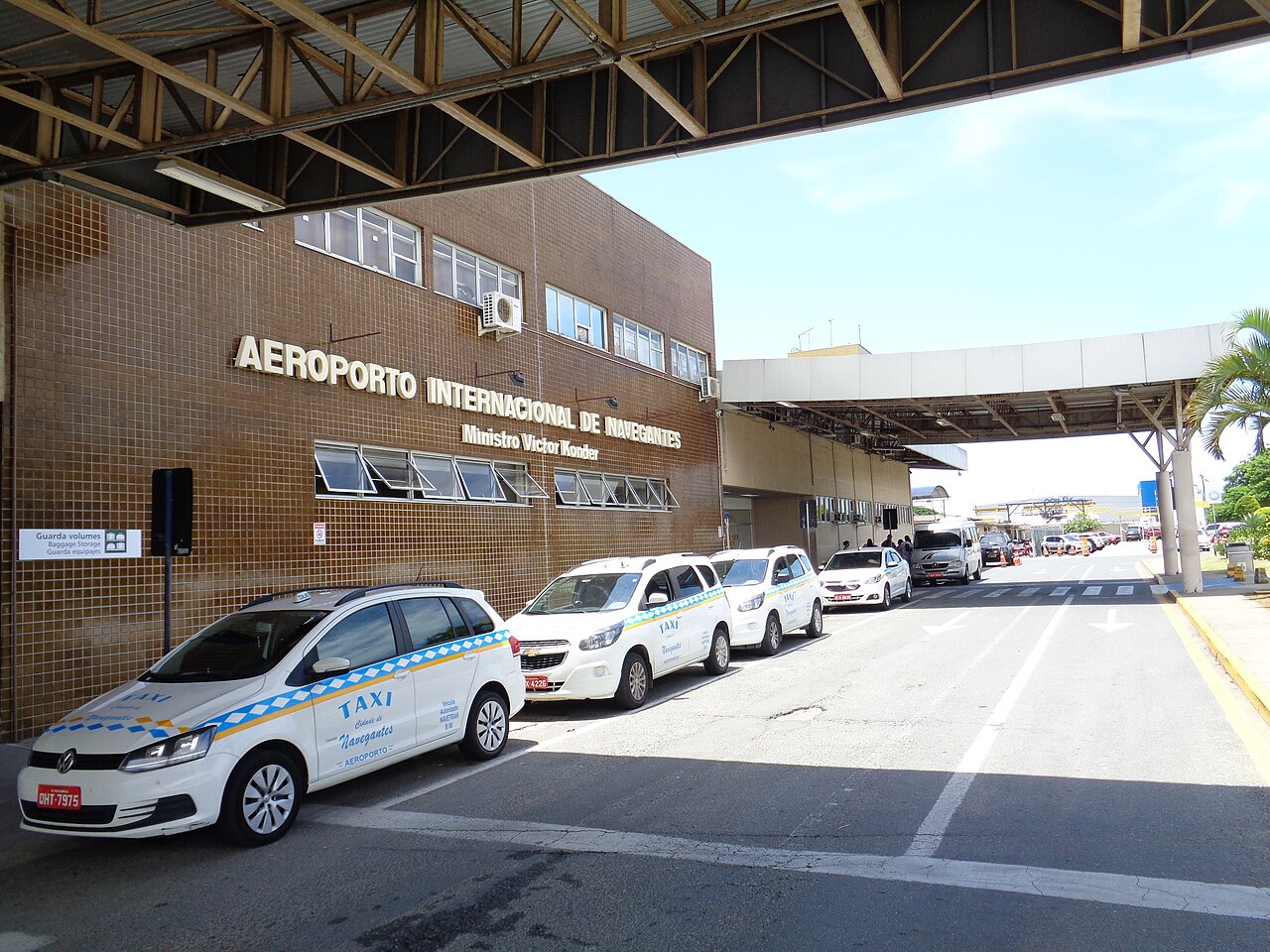 Fachada do Aeroporto Internacional de Navegantes, onde a Amazon Transportes faz retirada, entrega e despacho de cargas
